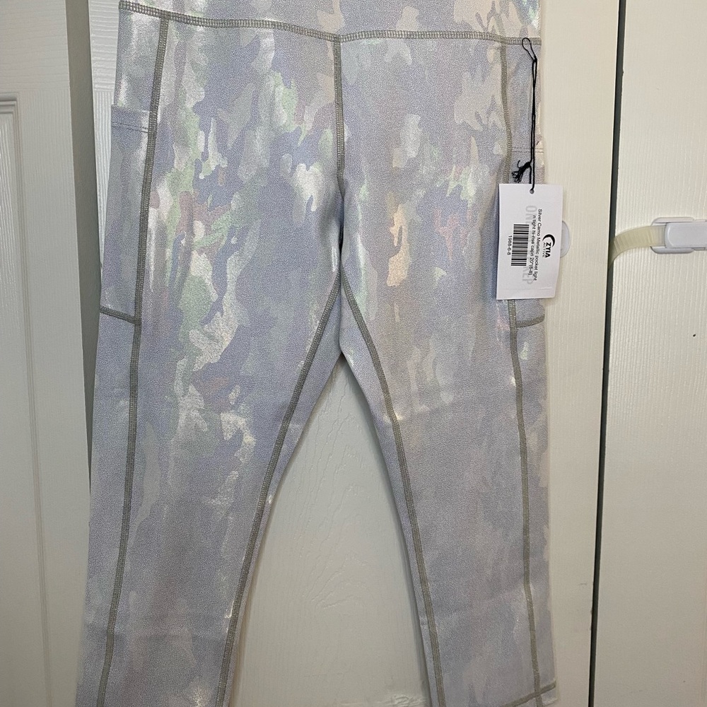 Zyia Silver Camo Metallic Pocket Light n Tight Hi rise Capri (20”) size 6-8